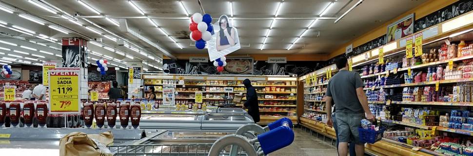 Supermercados e hipermercados levantam varejo em maio