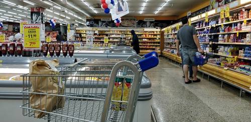 Supermercados caem 0,8% em outubro em série dessazonalizada 
