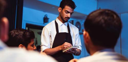 Vendas em bares e restaurantes caem 0,5% em março